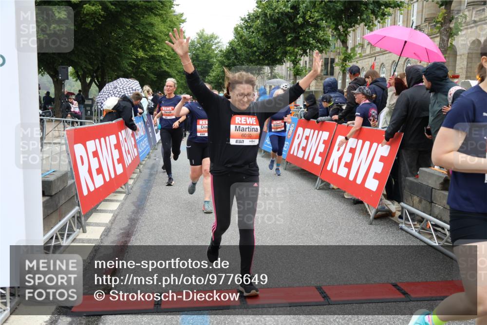 14.06.2026 - REWE Women's Run Strokosch-Dieckow http://msf.ph/oto/9776649 14.06.2026 11:05:42 Ziel 5078, 5156, 5174, 5178, 5210, 5312, 5447, 5524, 5620, 5621, 5626, 5765, 5791, 5849, 5888, 5939, 6010, 6032 meine-sportfotos.de