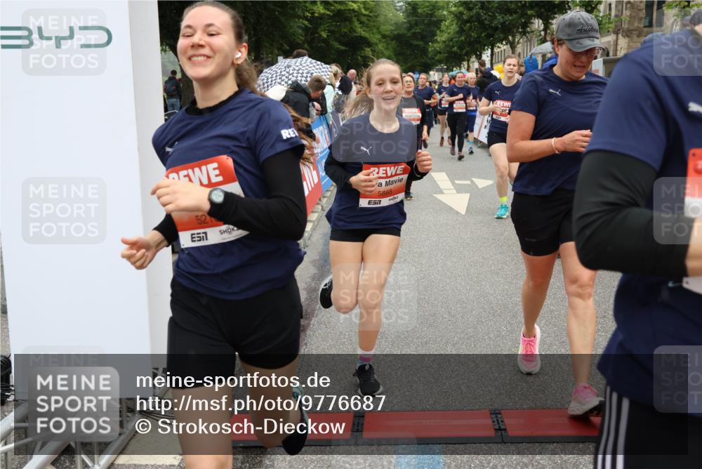 14.06.2026 - REWE Women's Run Strokosch-Dieckow http://msf.ph/oto/9776687 14.06.2026 11:05:39 Ziel 5078, 5138, 5156, 5174, 5177, 5178, 5198, 5210, 5237, 5447, 5592, 5621, 5626, 5765, 5791, 5849, 5888, 5939, 6010 meine-sportfotos.de
