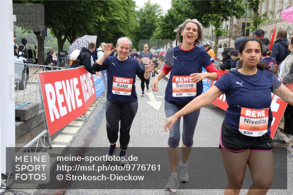 14.06.2026 - REWE Women's Run Strokosch-Dieckow http://msf.ph/oto/9776761 14.06.2026 11:05:32 Ziel 5138, 5174, 5177, 5198, 5214, 5237, 5295, 5370, 5439, 5539, 5592, 5626, 5967, 6013 meine-sportfotos.de