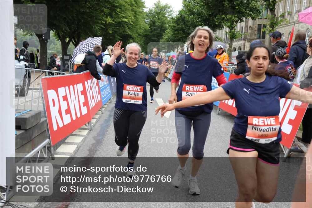 14.06.2026 - REWE Women's Run Strokosch-Dieckow http://msf.ph/oto/9776766 14.06.2026 11:05:32 Ziel 5138, 5174, 5177, 5198, 5214, 5237, 5295, 5370, 5439, 5539, 5592, 5626, 5967, 6013 meine-sportfotos.de