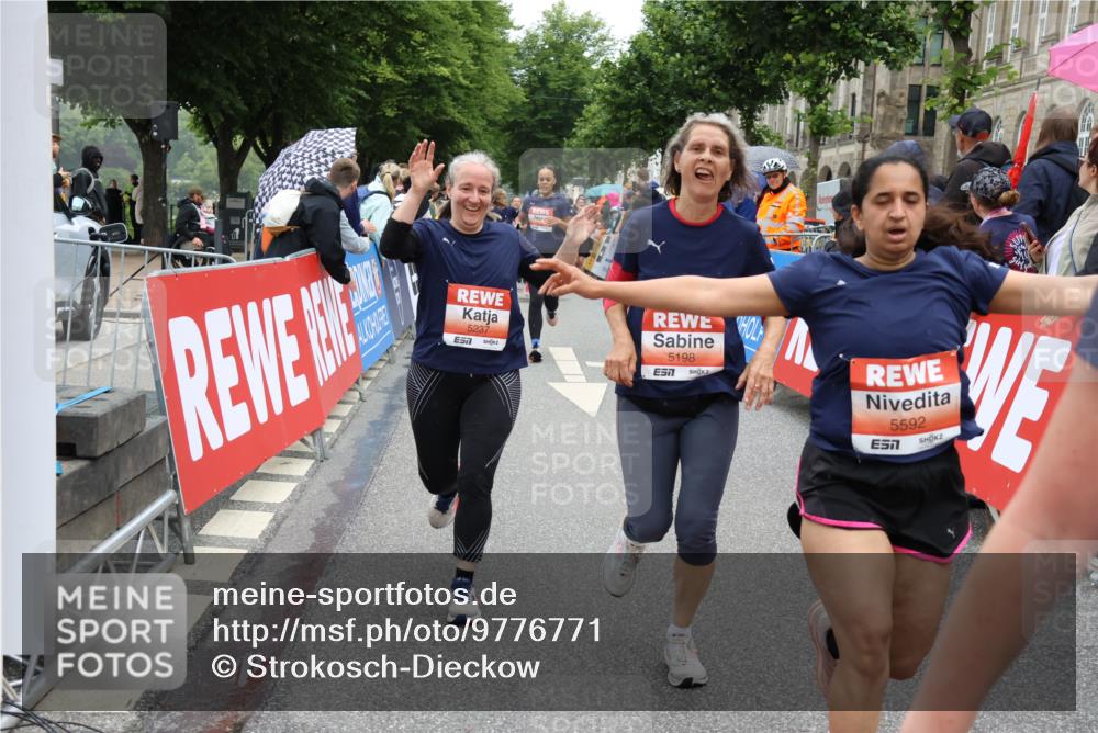 14.06.2026 - REWE Women's Run Strokosch-Dieckow http://msf.ph/oto/9776771 14.06.2026 11:05:32 Ziel 5138, 5174, 5177, 5198, 5214, 5237, 5295, 5370, 5439, 5539, 5592, 5626, 5967, 6013 meine-sportfotos.de