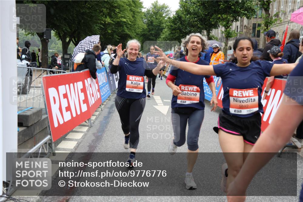 14.06.2026 - REWE Women's Run Strokosch-Dieckow http://msf.ph/oto/9776776 14.06.2026 11:05:32 Ziel 5138, 5174, 5177, 5198, 5214, 5237, 5295, 5370, 5439, 5539, 5592, 5626, 5967, 6013 meine-sportfotos.de