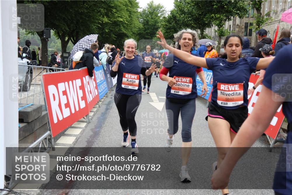 14.06.2026 - REWE Women's Run Strokosch-Dieckow http://msf.ph/oto/9776782 14.06.2026 11:05:32 Ziel 5138, 5174, 5177, 5198, 5214, 5237, 5295, 5370, 5439, 5539, 5592, 5626, 5967, 6013 meine-sportfotos.de