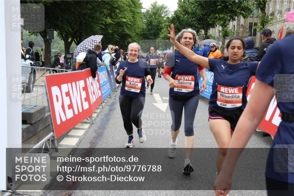 14.06.2026 - REWE Women's Run Strokosch-Dieckow http://msf.ph/oto/9776788 14.06.2026 11:05:32 Ziel 5138, 5174, 5177, 5198, 5214, 5237, 5295, 5370, 5439, 5539, 5592, 5626, 5967, 6013 meine-sportfotos.de