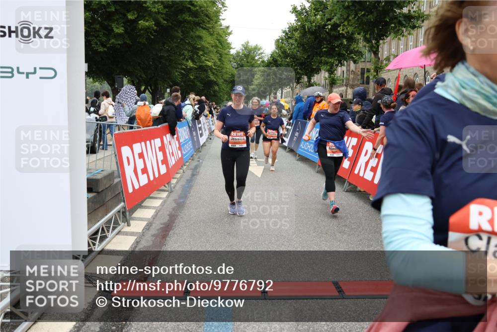 14.06.2026 - REWE Women's Run Strokosch-Dieckow http://msf.ph/oto/9776792 14.06.2026 11:05:30 Ziel 5138, 5177, 5198, 5214, 5237, 5295, 5370, 5439, 5539, 5592, 5967, 6013, 6029 meine-sportfotos.de