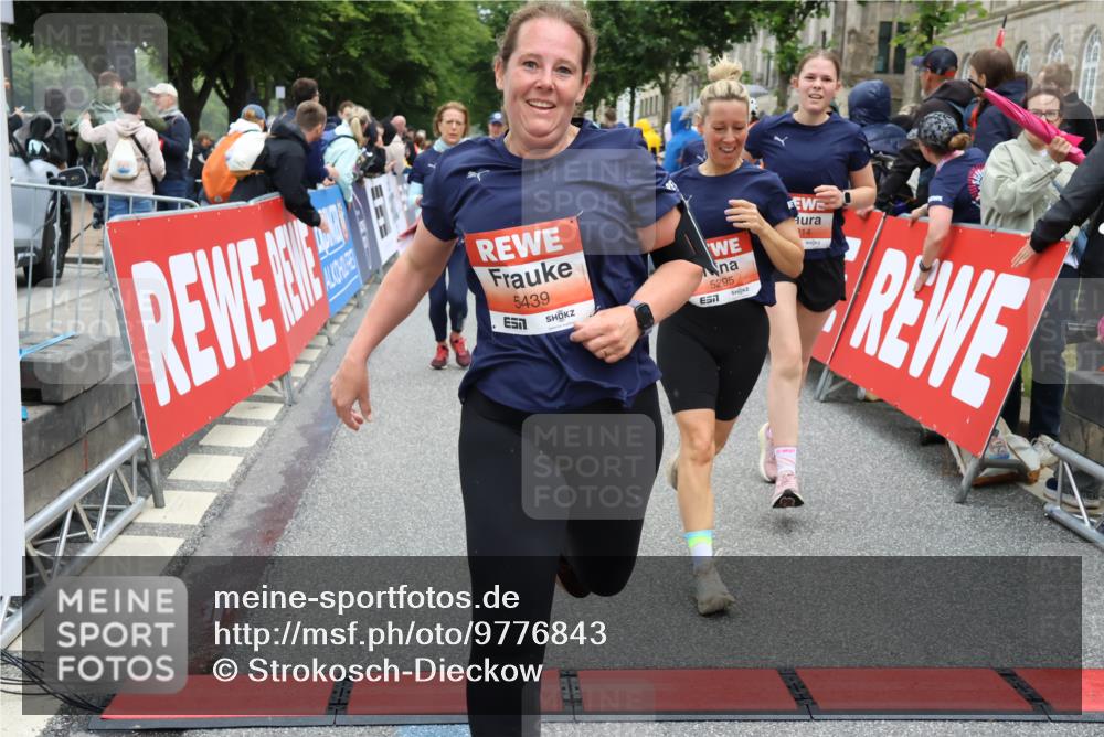 14.06.2026 - REWE Women's Run Strokosch-Dieckow http://msf.ph/oto/9776843 14.06.2026 11:05:27 Ziel 5138, 5177, 5214, 5295, 5370, 5389, 5439, 5494, 5539, 5568, 5743, 5967, 6013, 6028, 6029 meine-sportfotos.de