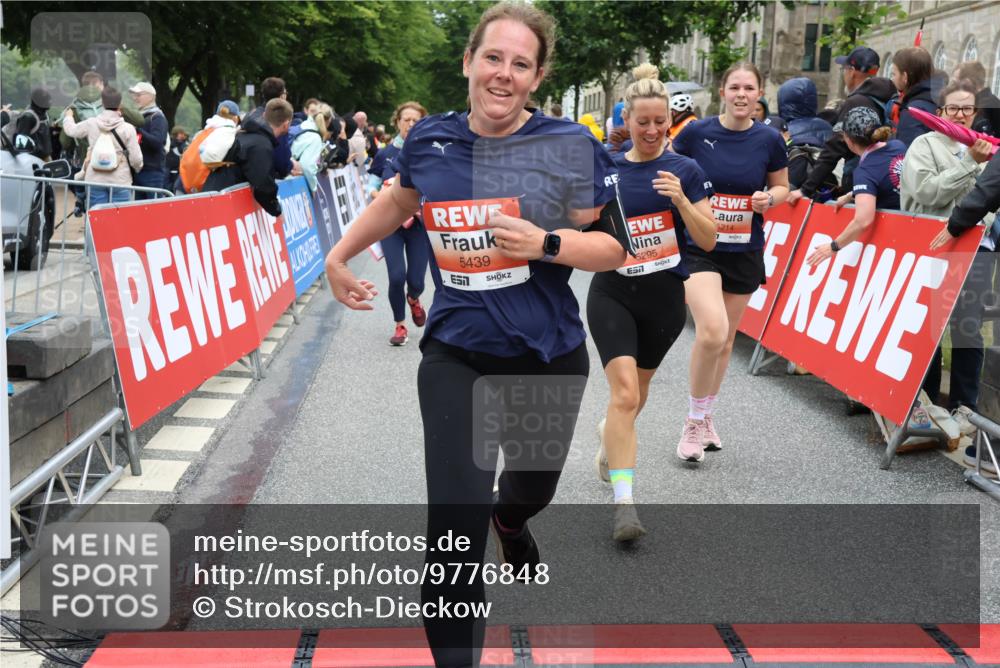 14.06.2026 - REWE Women's Run Strokosch-Dieckow http://msf.ph/oto/9776848 14.06.2026 11:05:27 Ziel 5138, 5177, 5214, 5295, 5370, 5389, 5439, 5494, 5539, 5568, 5743, 5967, 6013, 6028, 6029 meine-sportfotos.de