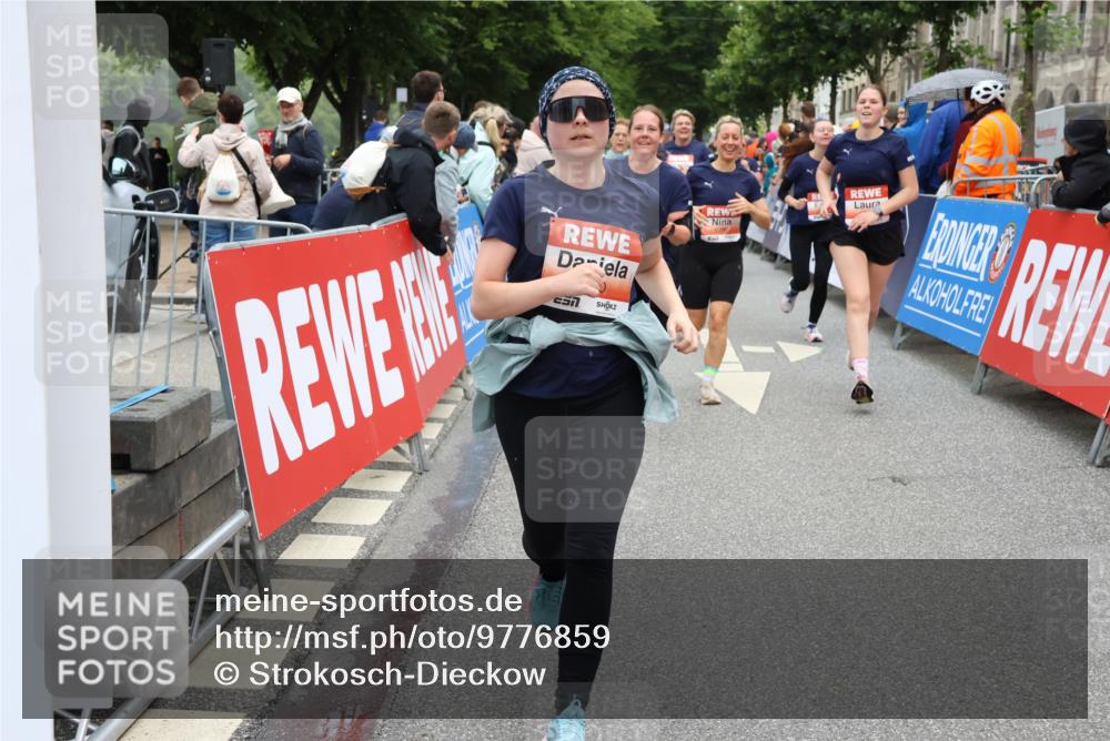 14.06.2026 - REWE Women's Run Strokosch-Dieckow http://msf.ph/oto/9776859 14.06.2026 11:05:25 Ziel 5214, 5295, 5370, 5389, 5439, 5494, 5531, 5539, 5568, 5743, 5967, 6013, 6028, 6029 meine-sportfotos.de