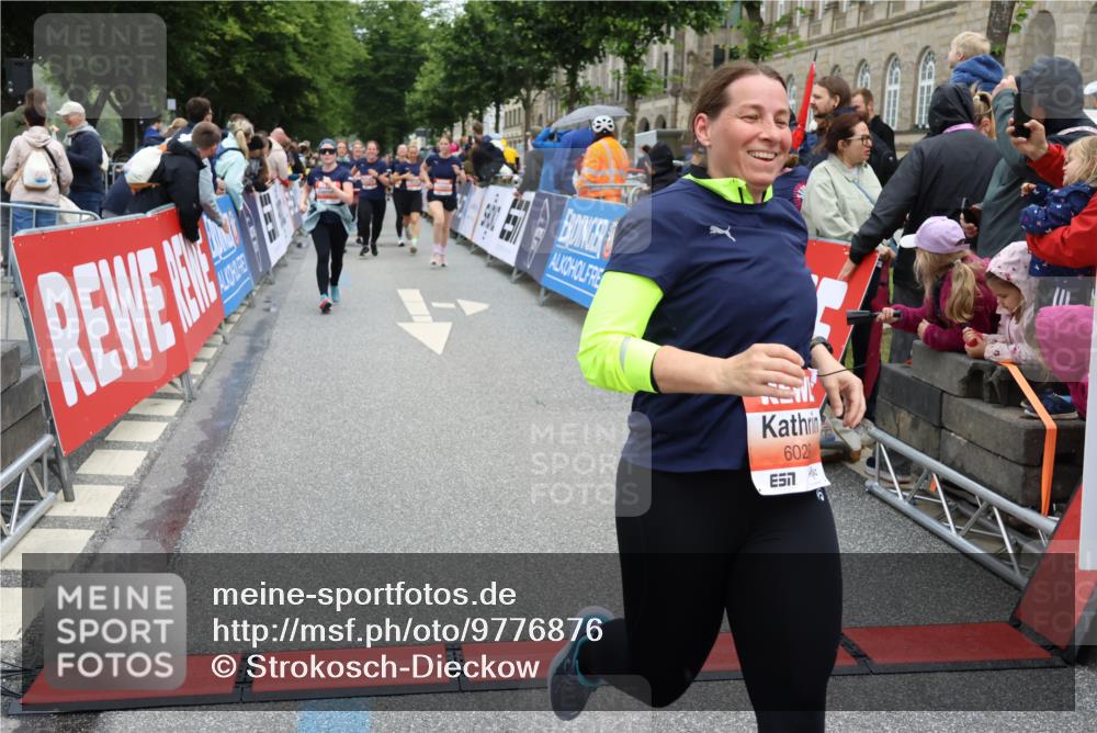 14.06.2026 - REWE Women's Run Strokosch-Dieckow http://msf.ph/oto/9776876 14.06.2026 11:05:23 Ziel 5208, 5214, 5295, 5357, 5370, 5389, 5439, 5444, 5494, 5531, 5568, 5743, 5754, 6028, 6029 meine-sportfotos.de