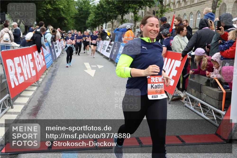 14.06.2026 - REWE Women's Run Strokosch-Dieckow http://msf.ph/oto/9776880 14.06.2026 11:05:23 Ziel 5208, 5214, 5295, 5357, 5370, 5389, 5439, 5444, 5494, 5531, 5568, 5743, 5754, 6028, 6029 meine-sportfotos.de