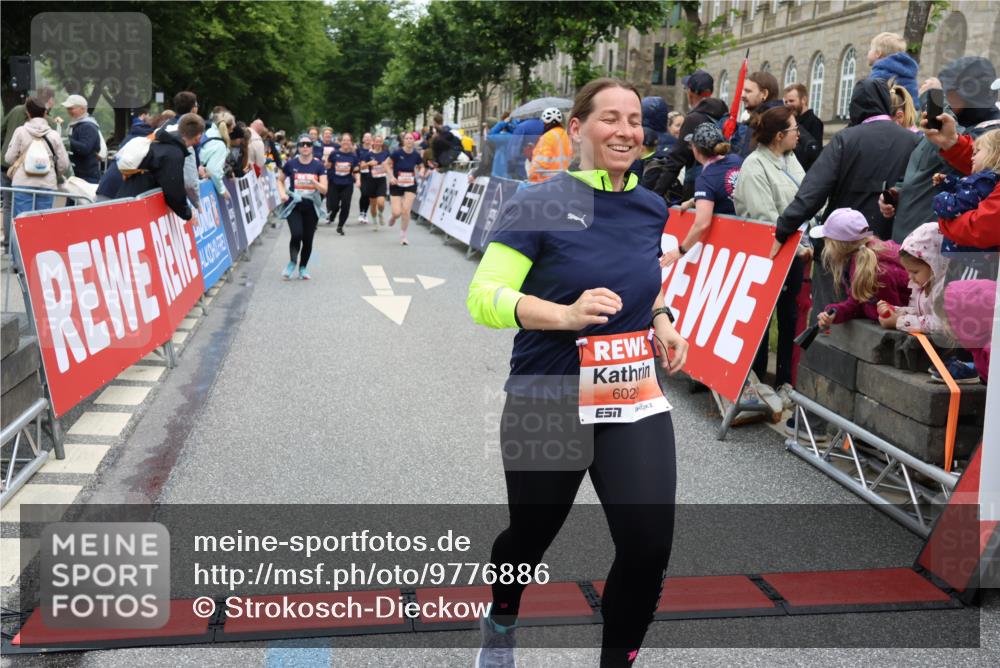 14.06.2026 - REWE Women's Run Strokosch-Dieckow http://msf.ph/oto/9776886 14.06.2026 11:05:23 Ziel 5208, 5214, 5295, 5357, 5370, 5389, 5439, 5444, 5494, 5531, 5568, 5743, 5754, 6028, 6029 meine-sportfotos.de