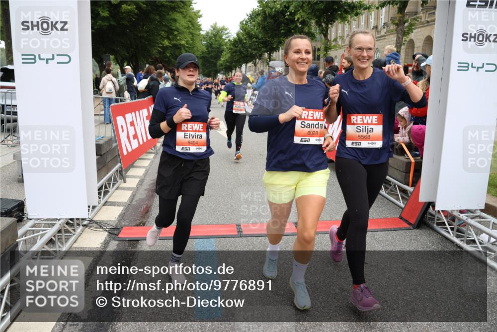 14.06.2026 - REWE Women's Run Strokosch-Dieckow http://msf.ph/oto/9776891 14.06.2026 11:05:21 Ziel 5208, 5357, 5370, 5389, 5444, 5494, 5531, 5568, 5743, 5747, 5754, 6028, 6029 meine-sportfotos.de