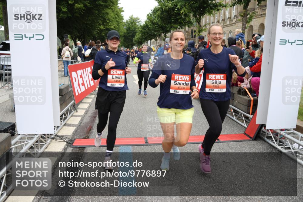 14.06.2026 - REWE Women's Run Strokosch-Dieckow http://msf.ph/oto/9776897 14.06.2026 11:05:21 Ziel 5208, 5357, 5370, 5389, 5444, 5494, 5531, 5568, 5743, 5747, 5754, 6028, 6029 meine-sportfotos.de