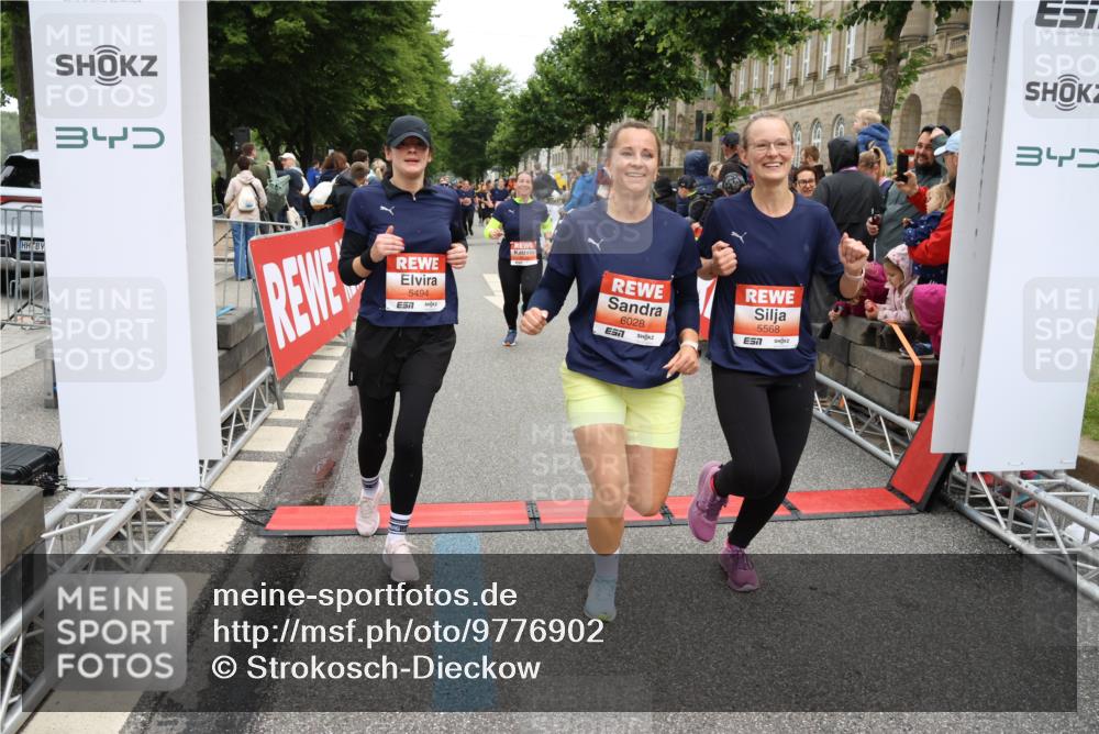 14.06.2026 - REWE Women's Run Strokosch-Dieckow http://msf.ph/oto/9776902 14.06.2026 11:05:21 Ziel 5208, 5357, 5370, 5389, 5444, 5494, 5531, 5568, 5743, 5747, 5754, 6028, 6029 meine-sportfotos.de