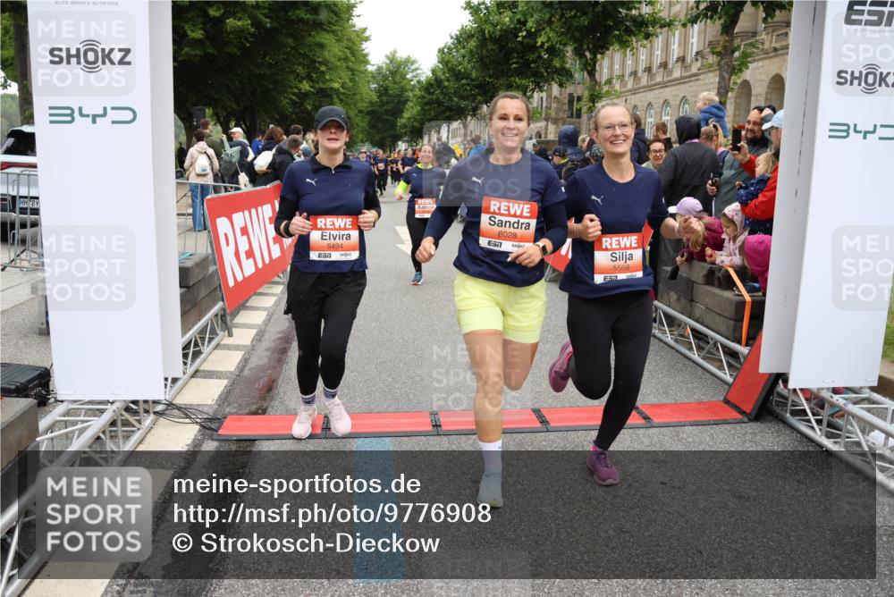 14.06.2026 - REWE Women's Run Strokosch-Dieckow http://msf.ph/oto/9776908 14.06.2026 11:05:21 Ziel 5208, 5357, 5370, 5389, 5444, 5494, 5531, 5568, 5743, 5747, 5754, 6028, 6029 meine-sportfotos.de