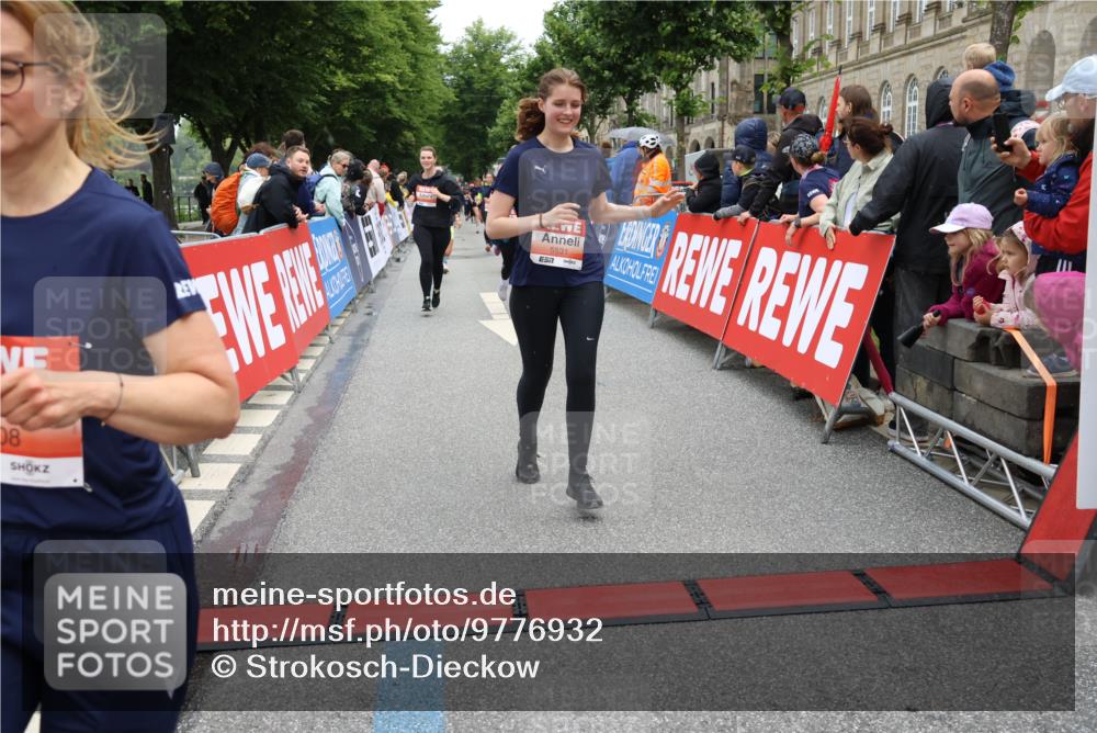 14.06.2026 - REWE Women's Run Strokosch-Dieckow http://msf.ph/oto/9776932 14.06.2026 11:05:17 Ziel 5208, 5230, 5357, 5389, 5444, 5494, 5531, 5568, 5687, 5743, 5744, 5745, 5747, 5754, 6028 meine-sportfotos.de