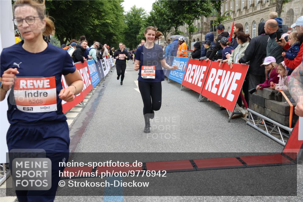 14.06.2026 - REWE Women's Run Strokosch-Dieckow http://msf.ph/oto/9776942 14.06.2026 11:05:17 Ziel 5208, 5230, 5357, 5389, 5444, 5494, 5531, 5568, 5687, 5743, 5744, 5745, 5747, 5754, 6028 meine-sportfotos.de