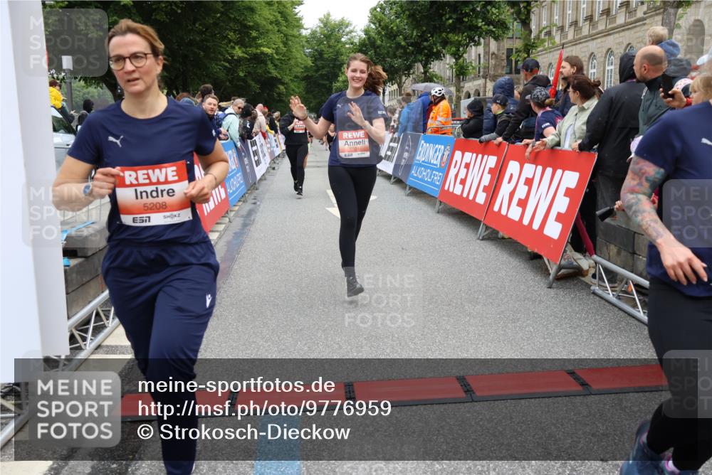 14.06.2026 - REWE Women's Run Strokosch-Dieckow http://msf.ph/oto/9776959 14.06.2026 11:05:16 Ziel 5208, 5230, 5357, 5389, 5444, 5531, 5687, 5743, 5744, 5745, 5747, 5754 meine-sportfotos.de