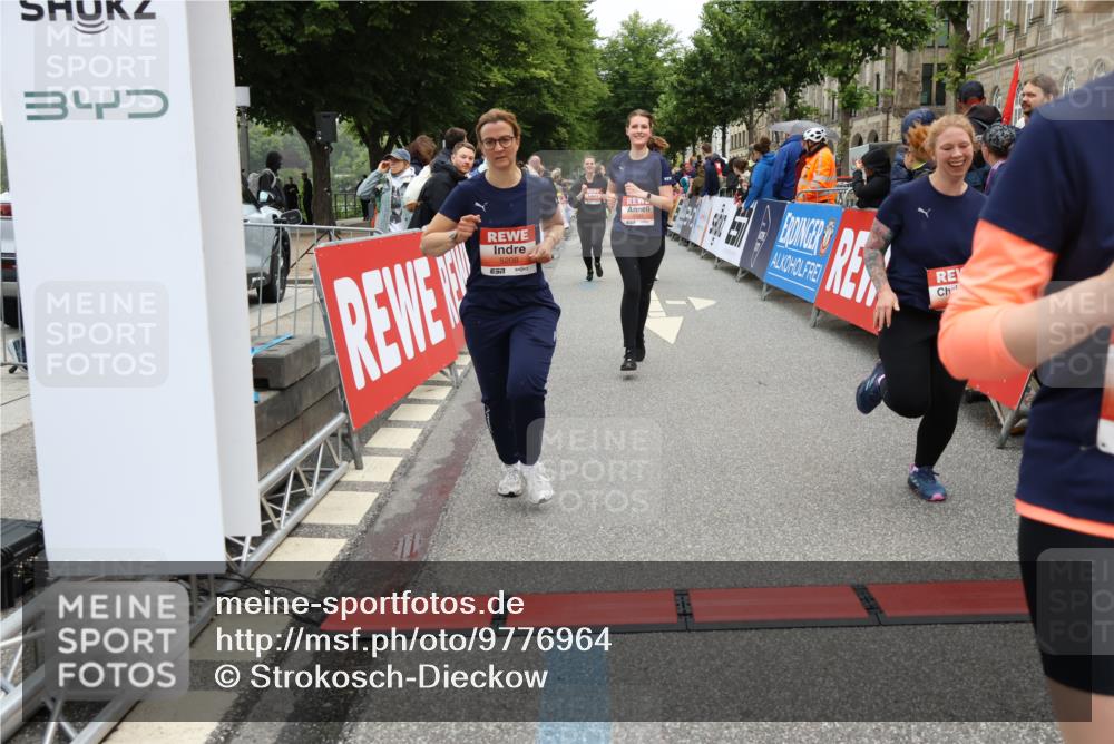 14.06.2026 - REWE Women's Run Strokosch-Dieckow http://msf.ph/oto/9776964 14.06.2026 11:05:16 Ziel 5208, 5230, 5357, 5389, 5444, 5531, 5687, 5743, 5744, 5745, 5747, 5754 meine-sportfotos.de