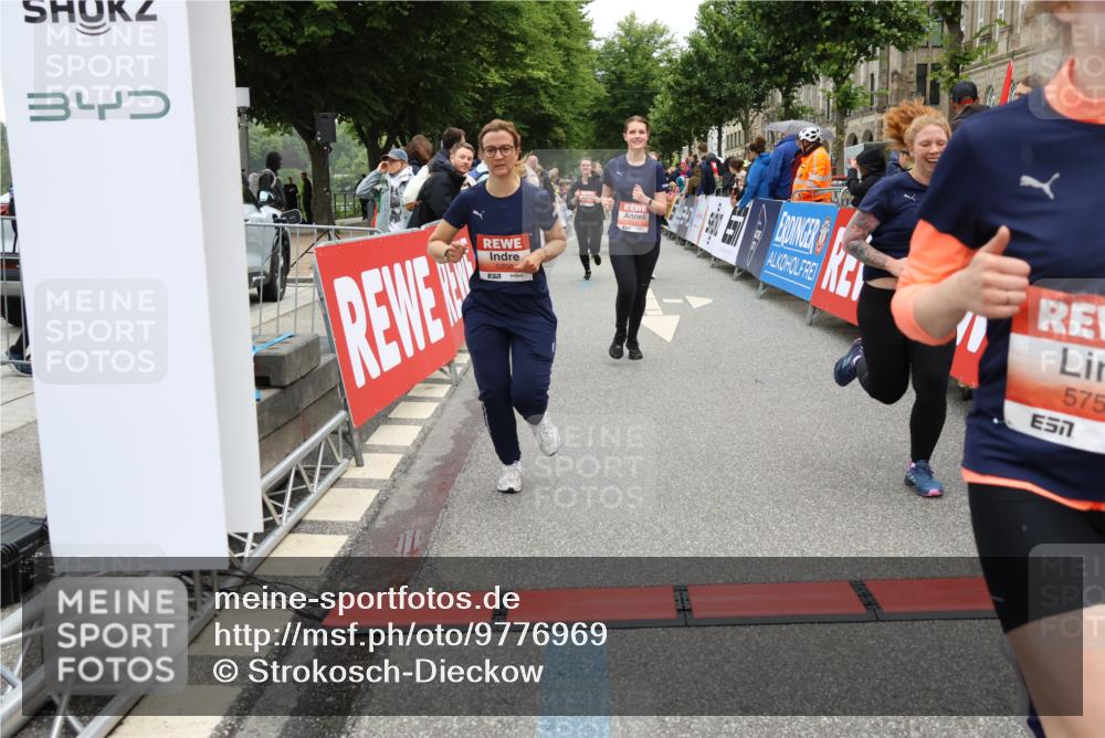 14.06.2026 - REWE Women's Run Strokosch-Dieckow http://msf.ph/oto/9776969 14.06.2026 11:05:16 Ziel 5208, 5230, 5357, 5389, 5444, 5531, 5687, 5743, 5744, 5745, 5747, 5754 meine-sportfotos.de