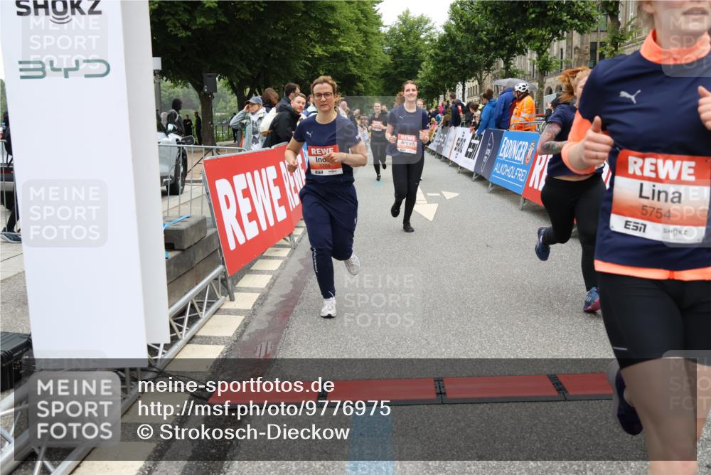 14.06.2026 - REWE Women's Run Strokosch-Dieckow http://msf.ph/oto/9776975 14.06.2026 11:05:16 Ziel 5208, 5230, 5357, 5389, 5444, 5531, 5687, 5743, 5744, 5745, 5747, 5754 meine-sportfotos.de