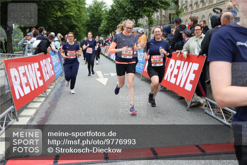 14.06.2026 - REWE Women's Run Strokosch-Dieckow http://msf.ph/oto/9776993 14.06.2026 11:05:14 Ziel 5208, 5230, 5357, 5444, 5531, 5687, 5744, 5745, 5747, 5754 meine-sportfotos.de