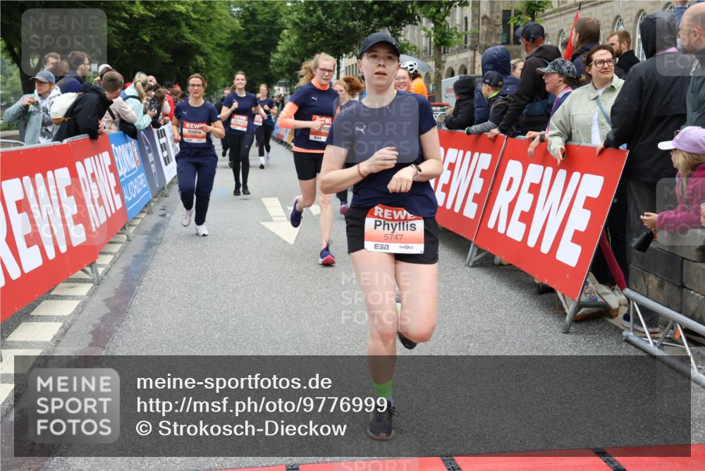 14.06.2026 - REWE Women's Run Strokosch-Dieckow http://msf.ph/oto/9776999 14.06.2026 11:05:14 Ziel 5208, 5230, 5357, 5444, 5531, 5687, 5744, 5745, 5747, 5754 meine-sportfotos.de