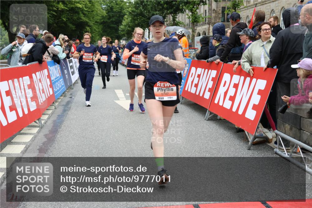 14.06.2026 - REWE Women's Run Strokosch-Dieckow http://msf.ph/oto/9777011 14.06.2026 11:05:14 Ziel 5208, 5230, 5357, 5444, 5531, 5687, 5744, 5745, 5747, 5754 meine-sportfotos.de