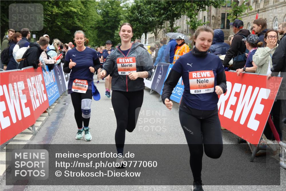 14.06.2026 - REWE Women's Run Strokosch-Dieckow http://msf.ph/oto/9777060 14.06.2026 11:05:10 Ziel 5020, 5199, 5230, 5420, 5687, 5744, 5745, 5747 meine-sportfotos.de