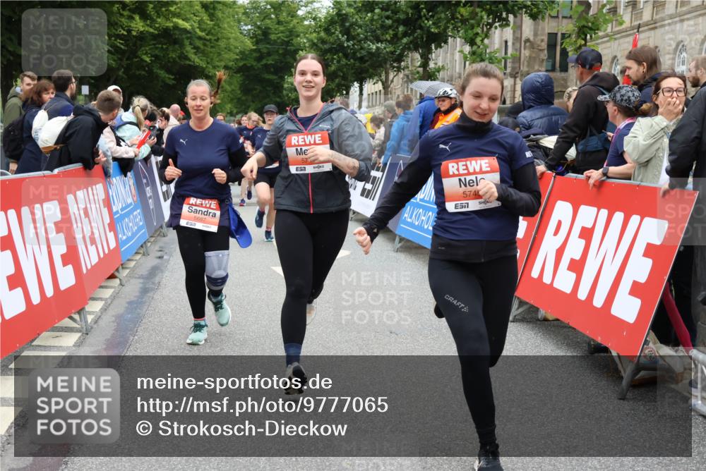 14.06.2026 - REWE Women's Run Strokosch-Dieckow http://msf.ph/oto/9777065 14.06.2026 11:05:10 Ziel 5020, 5199, 5230, 5420, 5687, 5744, 5745, 5747 meine-sportfotos.de