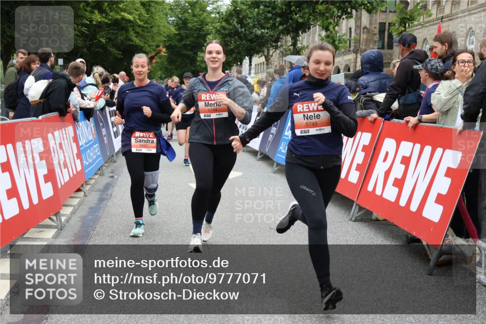 14.06.2026 - REWE Women's Run Strokosch-Dieckow http://msf.ph/oto/9777071 14.06.2026 11:05:10 Ziel 5020, 5199, 5230, 5420, 5687, 5744, 5745, 5747 meine-sportfotos.de