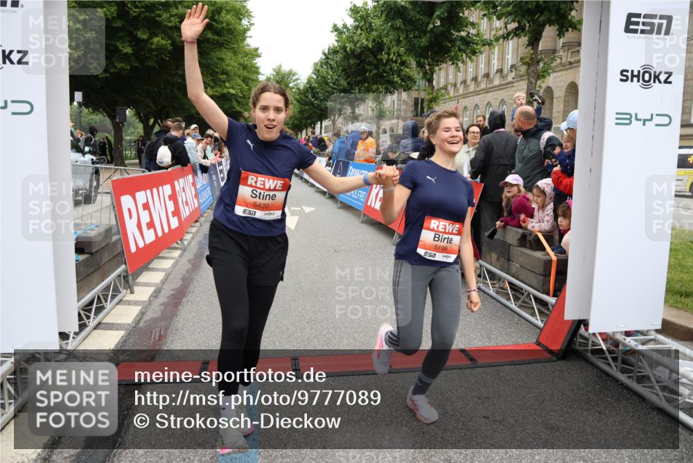 14.06.2026 - REWE Women's Run Strokosch-Dieckow http://msf.ph/oto/9777089 14.06.2026 11:05:06 Ziel 5020, 5199, 5420, 5446, 5452, 5615, 5744, 5745, 6038 meine-sportfotos.de