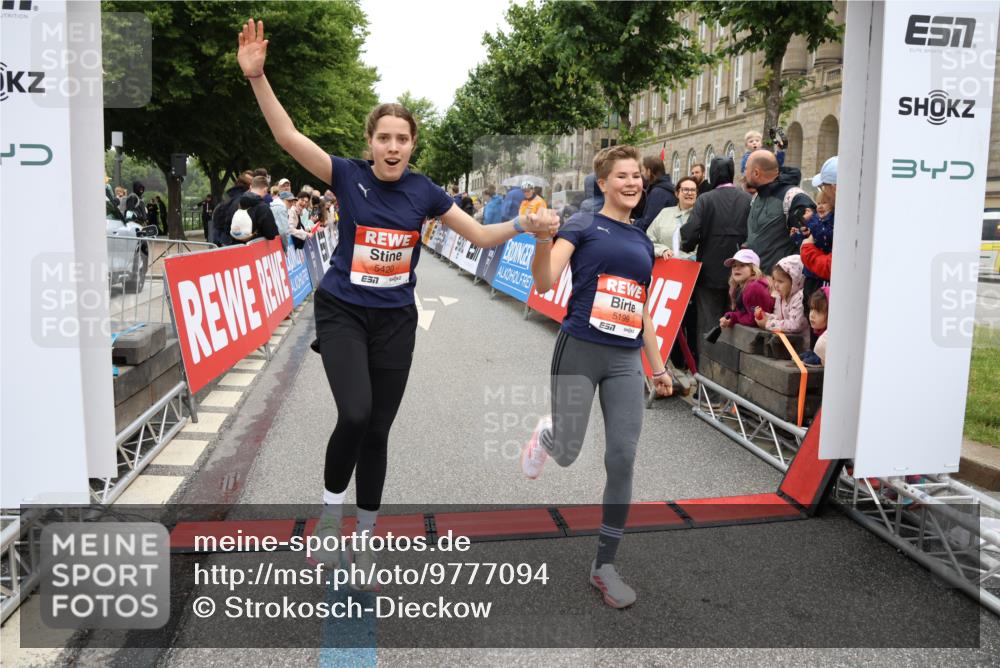 14.06.2026 - REWE Women's Run Strokosch-Dieckow http://msf.ph/oto/9777094 14.06.2026 11:05:06 Ziel 5020, 5199, 5420, 5446, 5452, 5615, 5744, 5745, 6038 meine-sportfotos.de