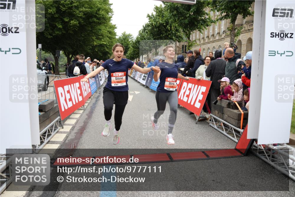 14.06.2026 - REWE Women's Run Strokosch-Dieckow http://msf.ph/oto/9777111 14.06.2026 11:05:05 Ziel 5020, 5199, 5420, 5446, 5452, 5615, 6038 meine-sportfotos.de