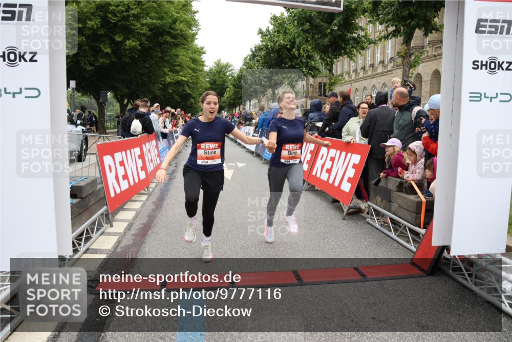 14.06.2026 - REWE Women's Run Strokosch-Dieckow http://msf.ph/oto/9777116 14.06.2026 11:05:05 Ziel 5020, 5199, 5420, 5446, 5452, 5615, 6038 meine-sportfotos.de
