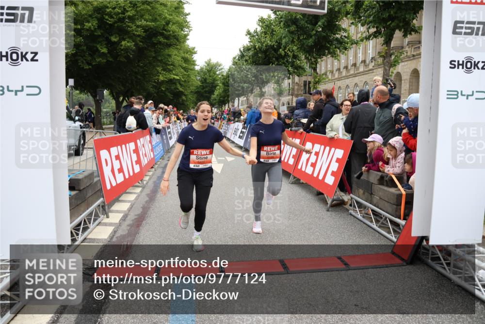 14.06.2026 - REWE Women's Run Strokosch-Dieckow http://msf.ph/oto/9777124 14.06.2026 11:05:05 Ziel 5020, 5199, 5420, 5446, 5452, 5615, 6038 meine-sportfotos.de
