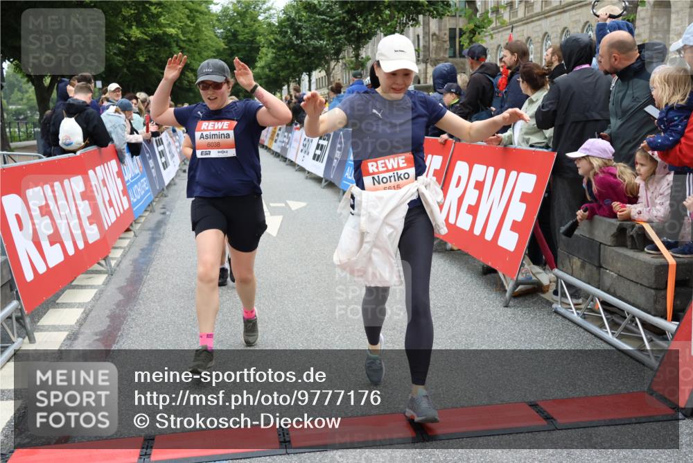 14.06.2026 - REWE Women's Run Strokosch-Dieckow http://msf.ph/oto/9777176 14.06.2026 11:05:00 Ziel 5020, 5185, 5446, 5452, 5573, 5615, 5639, 5667, 5668, 5725, 5810, 5811, 5819, 5963, 6038 meine-sportfotos.de