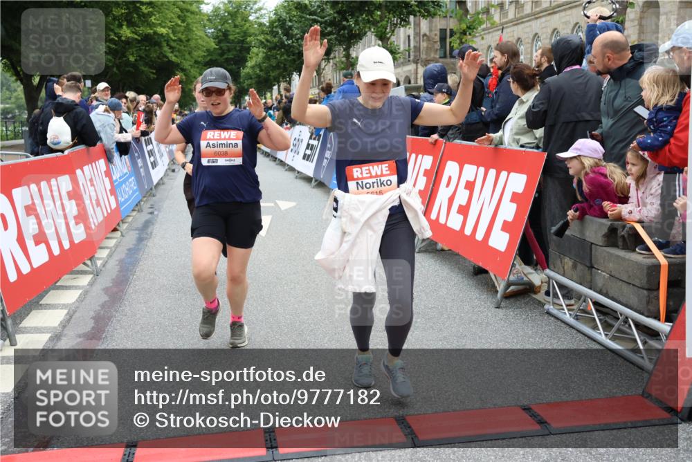 14.06.2026 - REWE Women's Run Strokosch-Dieckow http://msf.ph/oto/9777182 14.06.2026 11:05:00 Ziel 5020, 5185, 5446, 5452, 5573, 5615, 5639, 5667, 5668, 5725, 5810, 5811, 5819, 5963, 6038 meine-sportfotos.de