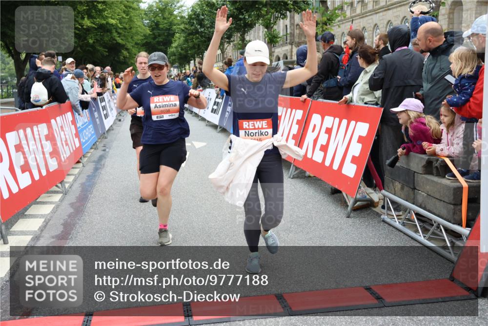 14.06.2026 - REWE Women's Run Strokosch-Dieckow http://msf.ph/oto/9777188 14.06.2026 11:05:00 Ziel 5020, 5185, 5446, 5452, 5573, 5615, 5639, 5667, 5668, 5725, 5810, 5811, 5819, 5963, 6038 meine-sportfotos.de