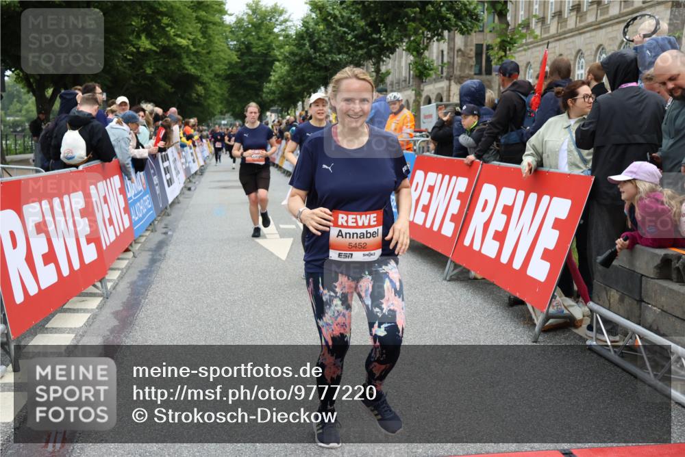 14.06.2026 - REWE Women's Run Strokosch-Dieckow http://msf.ph/oto/9777220 14.06.2026 11:04:59 Ziel 5020, 5185, 5446, 5452, 5573, 5615, 5639, 5667, 5668, 5725, 5810, 5811, 5819, 5963, 6038 meine-sportfotos.de