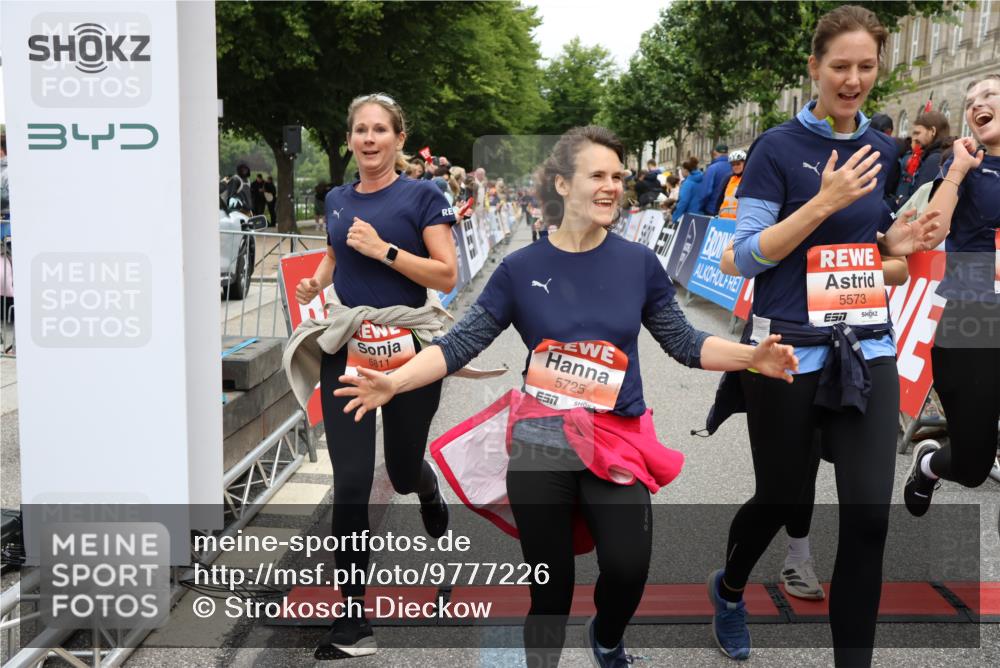 14.06.2026 - REWE Women's Run Strokosch-Dieckow http://msf.ph/oto/9777226 14.06.2026 11:04:57 Ziel 5185, 5298, 5446, 5452, 5545, 5573, 5615, 5639, 5667, 5668, 5725, 5797, 5810, 5811, 5819, 5963, 6038, 6058 meine-sportfotos.de