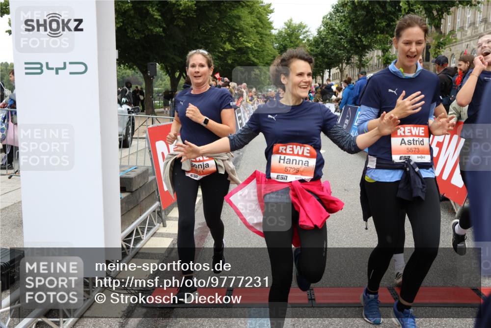 14.06.2026 - REWE Women's Run Strokosch-Dieckow http://msf.ph/oto/9777231 14.06.2026 11:04:57 Ziel 5185, 5298, 5446, 5452, 5545, 5573, 5615, 5639, 5667, 5668, 5725, 5797, 5810, 5811, 5819, 5963, 6038, 6058 meine-sportfotos.de