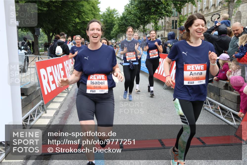 14.06.2026 - REWE Women's Run Strokosch-Dieckow http://msf.ph/oto/9777251 14.06.2026 11:04:55 Ziel 5185, 5188, 5298, 5452, 5513, 5545, 5573, 5639, 5667, 5668, 5725, 5797, 5810, 5811, 5819, 5963, 6058 meine-sportfotos.de