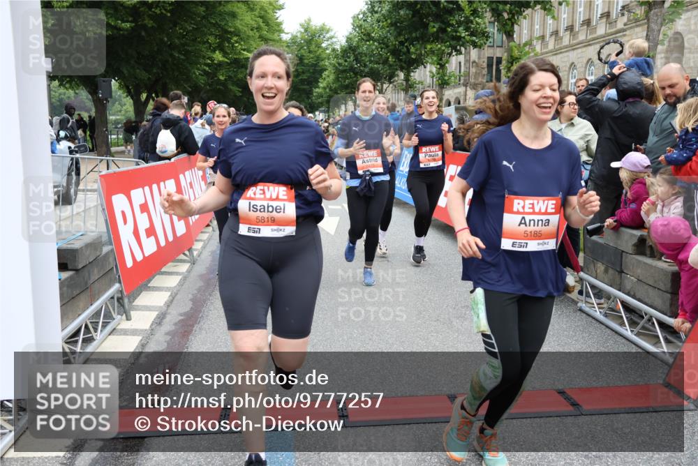 14.06.2026 - REWE Women's Run Strokosch-Dieckow http://msf.ph/oto/9777257 14.06.2026 11:04:55 Ziel 5185, 5188, 5298, 5452, 5513, 5545, 5573, 5639, 5667, 5668, 5725, 5797, 5810, 5811, 5819, 5963, 6058 meine-sportfotos.de