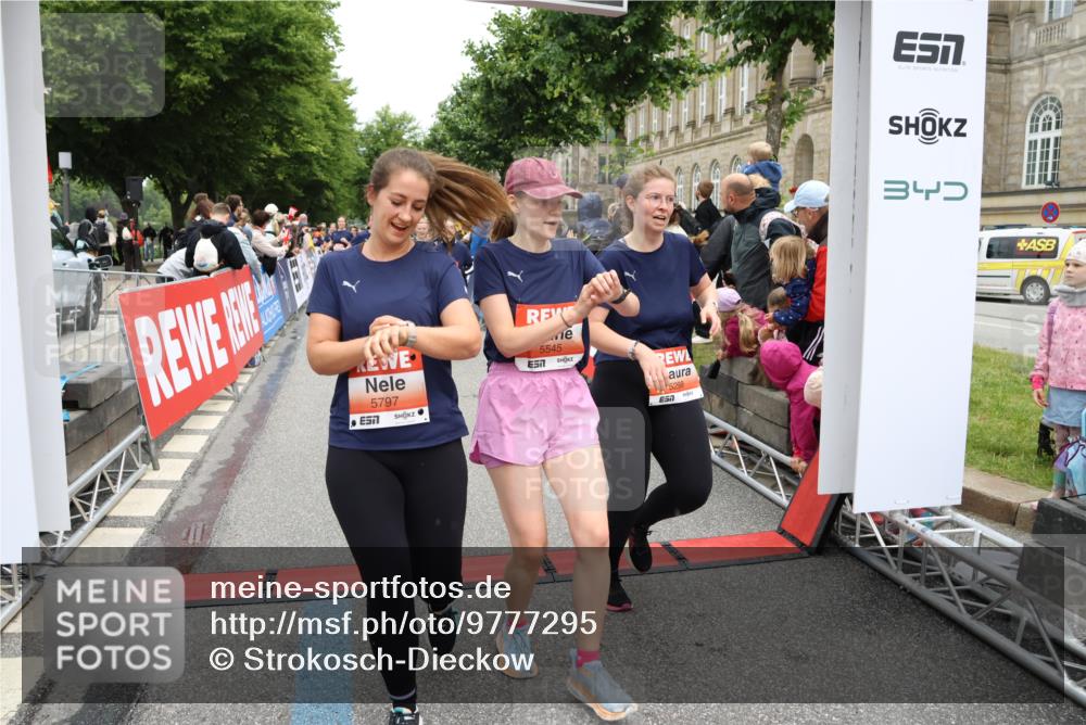 14.06.2026 - REWE Women's Run Strokosch-Dieckow http://msf.ph/oto/9777295 14.06.2026 11:04:51 Ziel 5185, 5188, 5272, 5273, 5298, 5408, 5513, 5522, 5523, 5545, 5639, 5797, 5810, 5819, 5963, 6058 meine-sportfotos.de