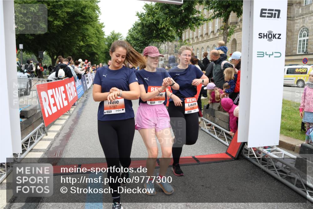 14.06.2026 - REWE Women's Run Strokosch-Dieckow http://msf.ph/oto/9777300 14.06.2026 11:04:51 Ziel 5185, 5188, 5272, 5273, 5298, 5408, 5513, 5522, 5523, 5545, 5639, 5797, 5810, 5819, 5963, 6058 meine-sportfotos.de