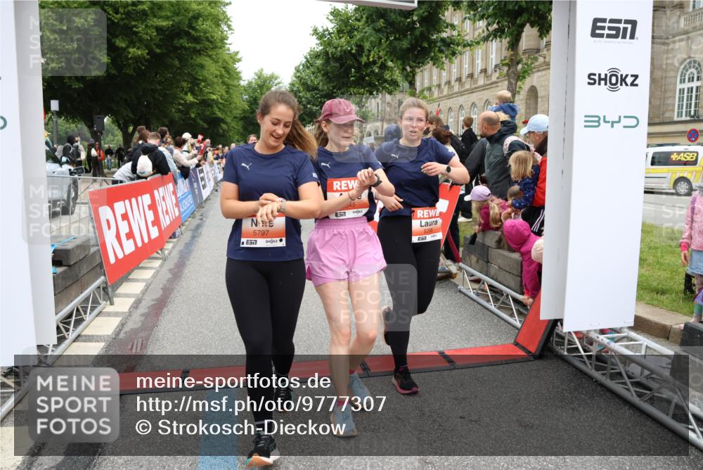 14.06.2026 - REWE Women's Run Strokosch-Dieckow http://msf.ph/oto/9777307 14.06.2026 11:04:51 Ziel 5185, 5188, 5272, 5273, 5298, 5408, 5513, 5522, 5523, 5545, 5639, 5797, 5810, 5819, 5963, 6058 meine-sportfotos.de
