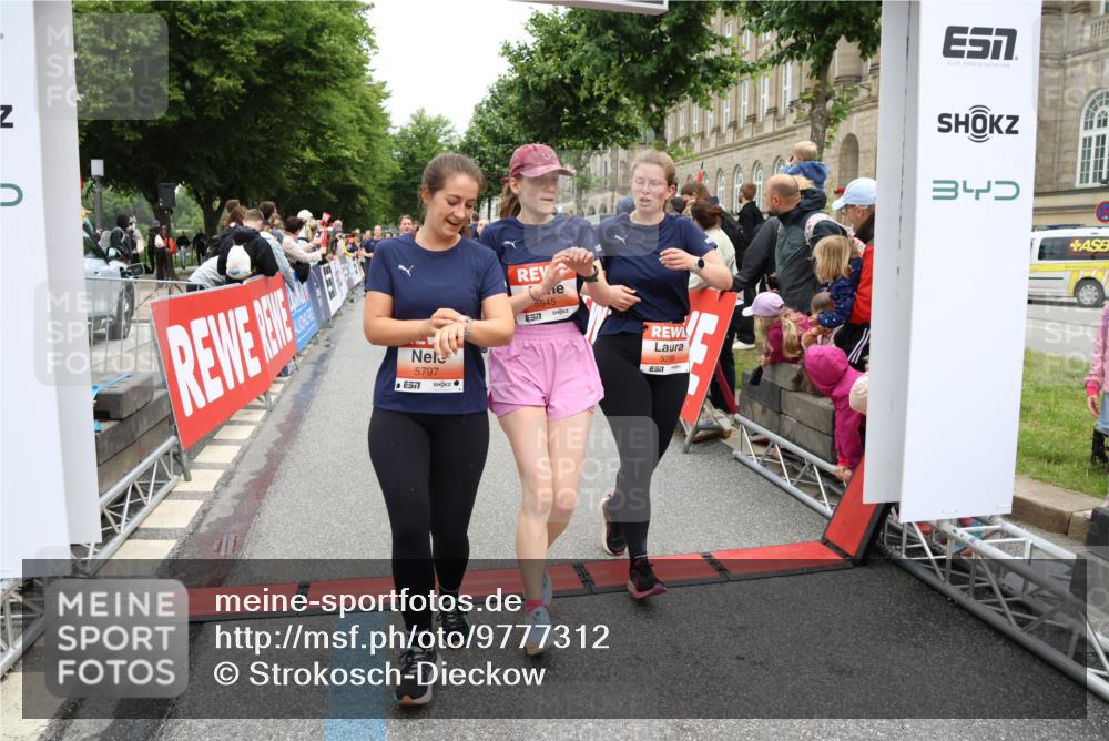 14.06.2026 - REWE Women's Run Strokosch-Dieckow http://msf.ph/oto/9777312 14.06.2026 11:04:51 Ziel 5185, 5188, 5272, 5273, 5298, 5408, 5513, 5522, 5523, 5545, 5639, 5797, 5810, 5819, 5963, 6058 meine-sportfotos.de
