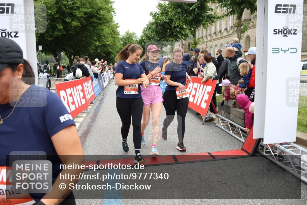 14.06.2026 - REWE Women's Run Strokosch-Dieckow http://msf.ph/oto/9777340 14.06.2026 11:04:50 Ziel 5188, 5272, 5273, 5298, 5408, 5513, 5522, 5523, 5545, 5639, 5797, 5810, 5963, 6058 meine-sportfotos.de
