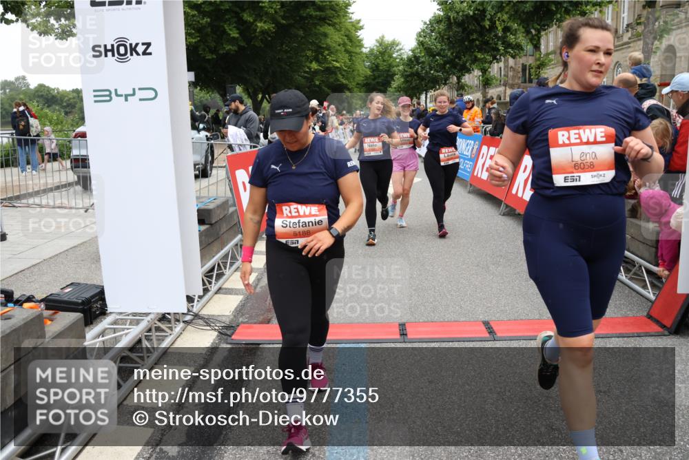 14.06.2026 - REWE Women's Run Strokosch-Dieckow http://msf.ph/oto/9777355 14.06.2026 11:04:49 Ziel 5188, 5272, 5273, 5298, 5408, 5513, 5522, 5523, 5545, 5639, 5797, 5810, 5963, 6058 meine-sportfotos.de